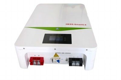 Batterie au lithium commerciale de stockage de l'énergie 100A avec la caisse en métal blanc
