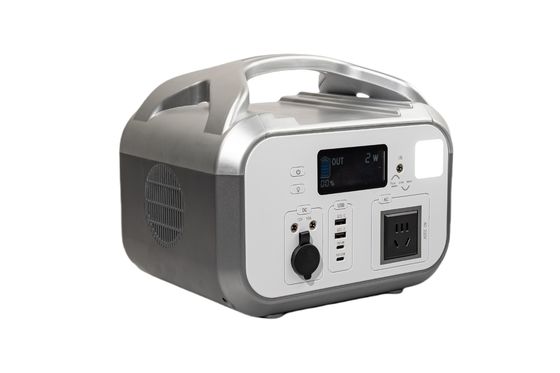 UL / CE Approuvé 576Wh de puissance de sortie AC Charge rapide dans les 3 heures Station solaire portable avec lumière LED pour RV